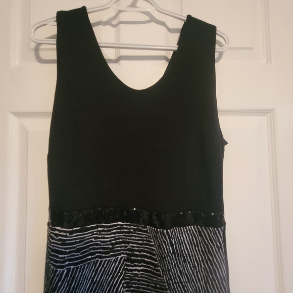 Dorothy of London mid length dress size L Black top with patterned bottom - Picture 2 of 11